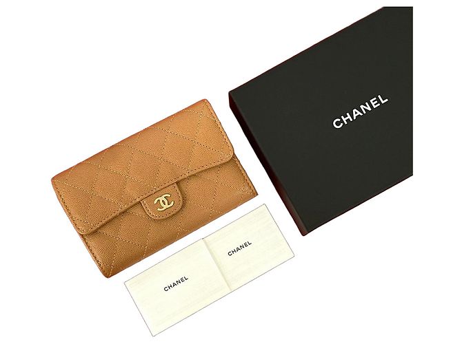 Billetera tri-fold de cuero caviar matelassé Chanel Castaño Beige