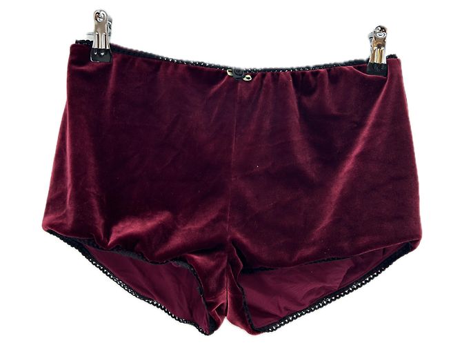 Autre Marque NIA Samtshorts in Burgunderrot