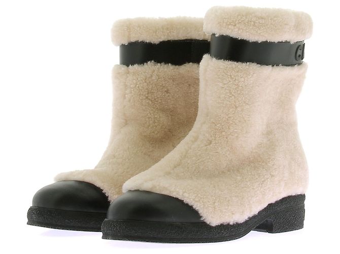 Chanel Botas forradas e de couro Bege