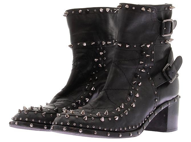 Botines Laurence Dacade de cuero negro con tacón de tachuelas