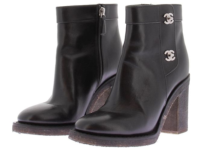 Botines de tacón de cuero negro Chanel con cierre CC