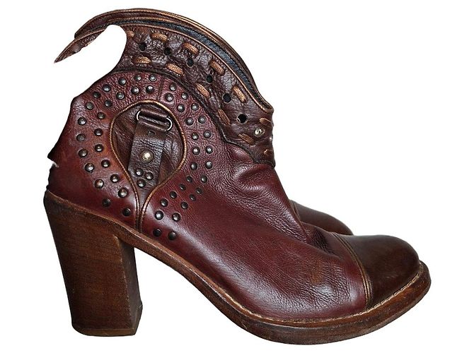 Botas ankle de couro marrom com studs Barbara Bui