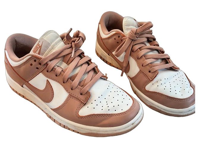 Baskets Nike Dunk Low Rose et Blanc