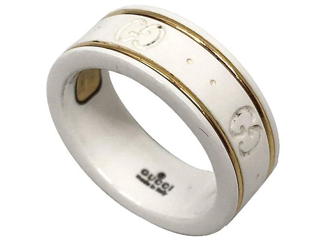 Anello Icon di Gucci in oro giallo e ceramica