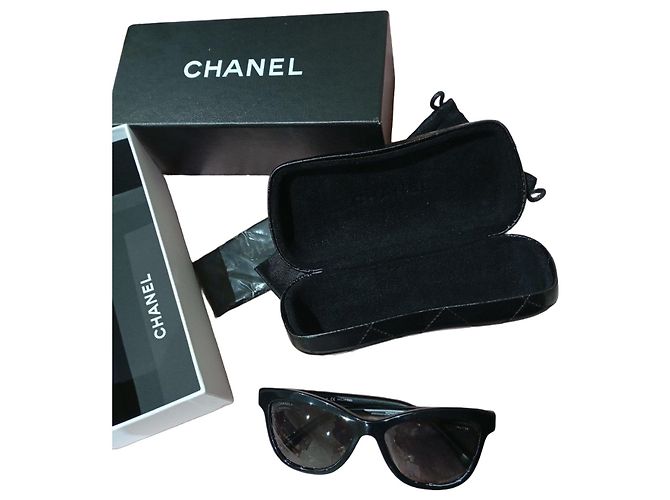 Chanel Sonnenbrille Schwarz mit gesteppten Bügeln