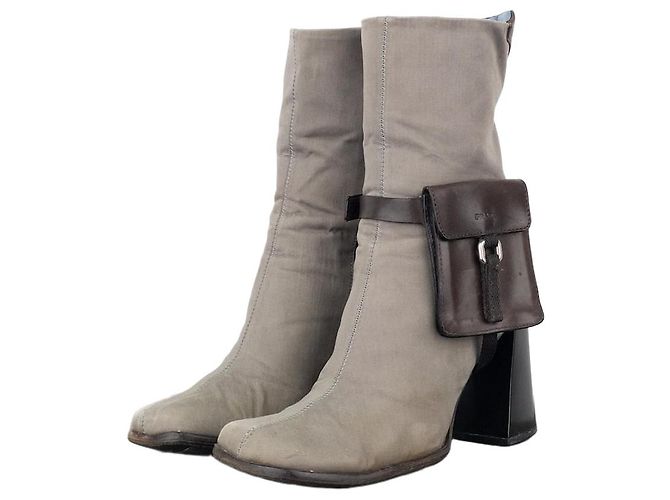 Botas de cano curto com bico quadrado e bolso cargo híbrido Prada AW99