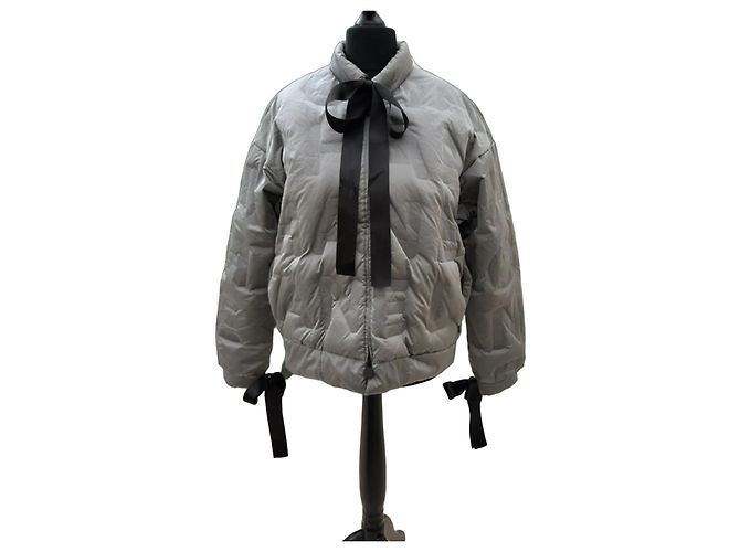 Grau/silberne gesteppte Jacke Chanel 17B mit Buchstabenmonogramm-Logo FR 36 - Schwarzes Band