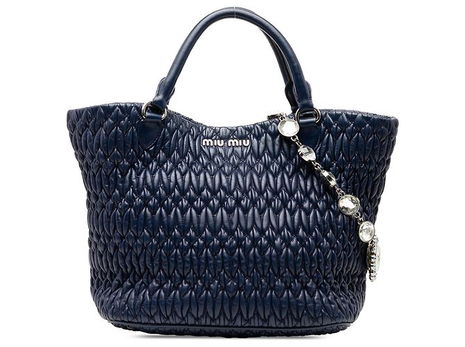 Bolsa Miu Miu em nappa matelassê azul com cristais