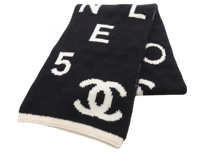 Cachecol com logo Chanel Coco Mark, feito de lã, seda e caxemira, disponível em preto marfim.