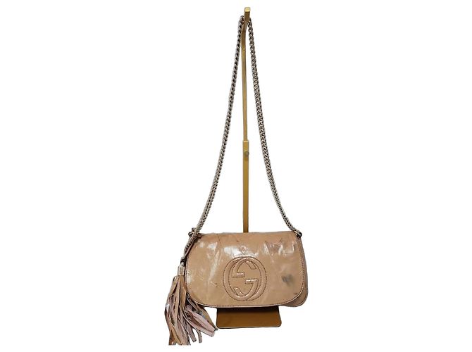 Bolsa transversal Gucci em couro envernizado Soho com aba e corrente bege