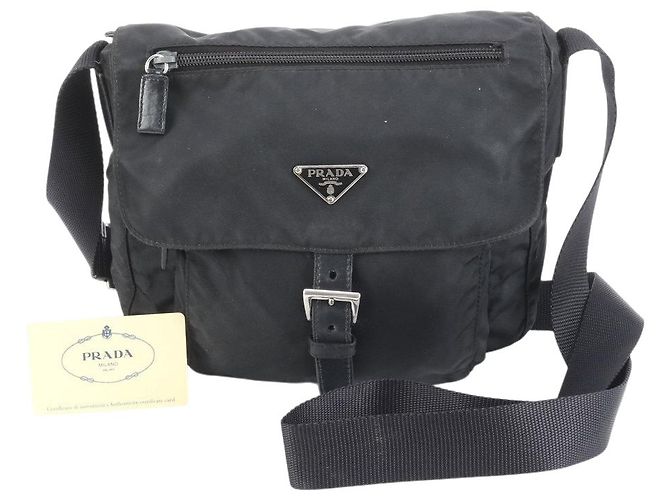 Bolsa de ombro cruzada em nylon preto com logo Prada e fivela