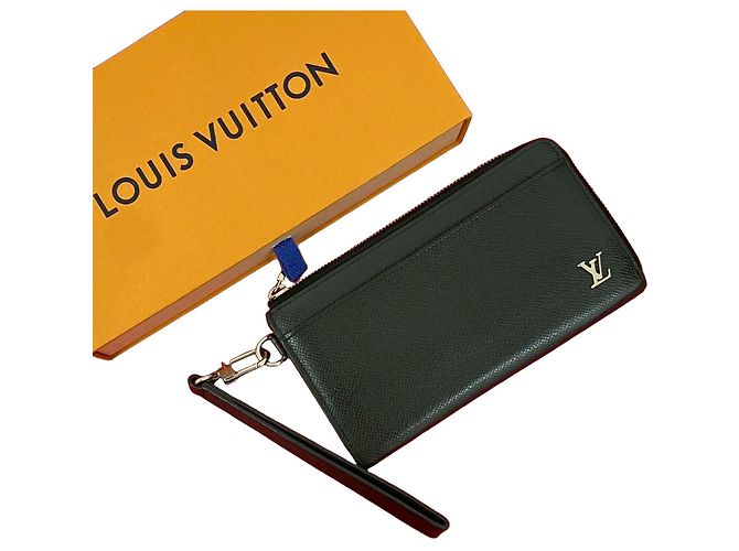 Louis Vuitton Zippy Dragonne Taiga Wallet Black