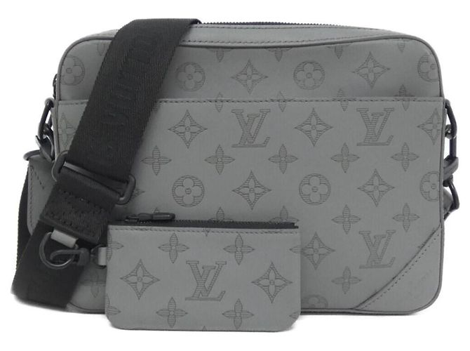 Bolsa de Ombro Messenger Duo Monogram Shadow da Louis Vuitton Cinza