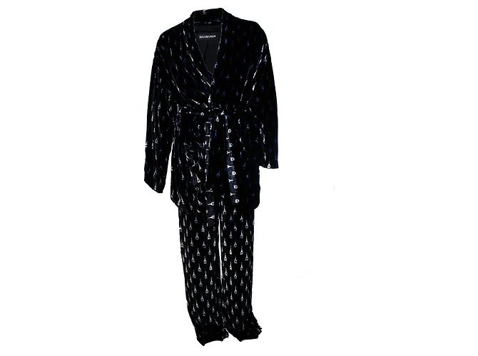 Balenciaga, completo pigiama in velluto nero Torre Eiffel