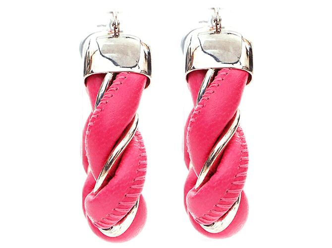 Brincos de argola prateada e couro rosa da Bottega Veneta