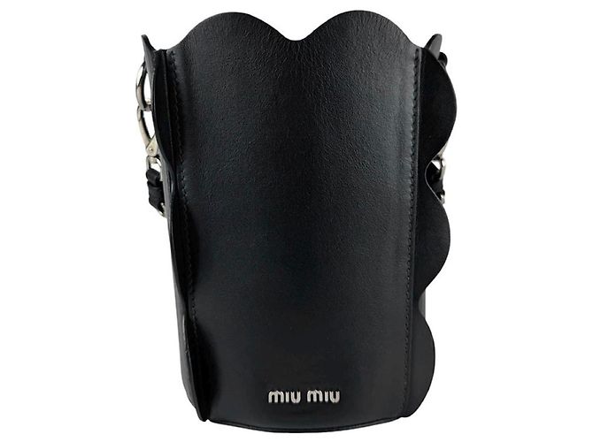 Miu Miu Handtas aus schwarzem Leder