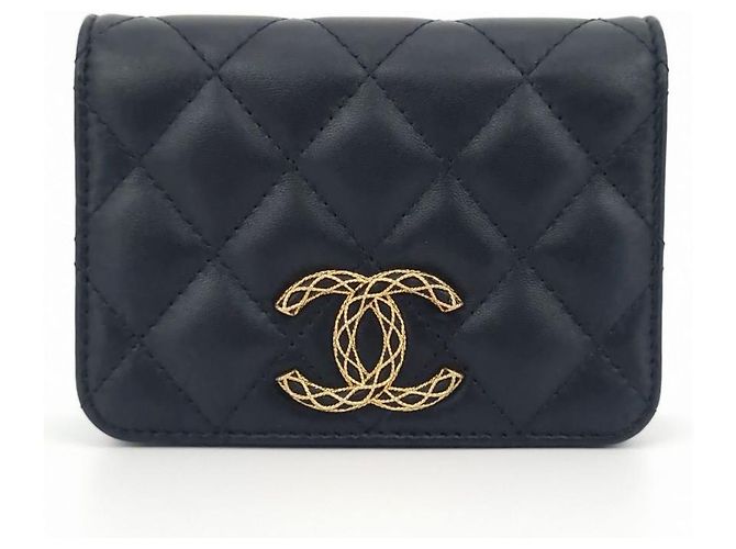 Chanel Borsa a tracolla mini con patta e catena Nero