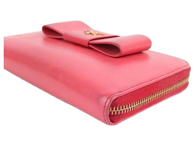 Prada Cartera larga rosa decorada con cinta Saffiano