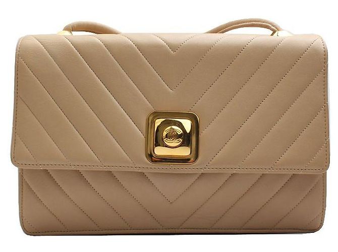 Chanel Bolsa transversal em couro de cordeiro bege com padrão chevron Marrom