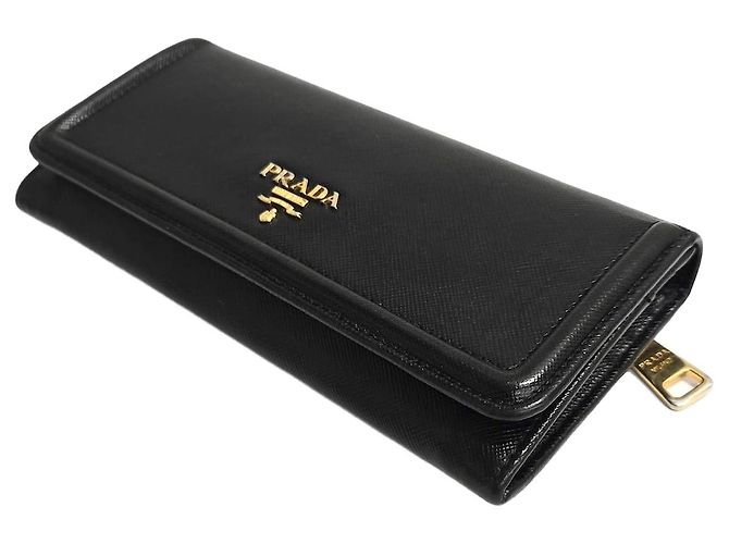 Prada Billetera de cuero Saffiano con solapa metálica negra Negro
