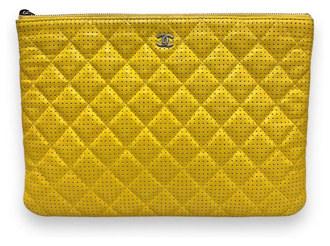 Chanel Pochette perforée nouvelle moyenne jaune