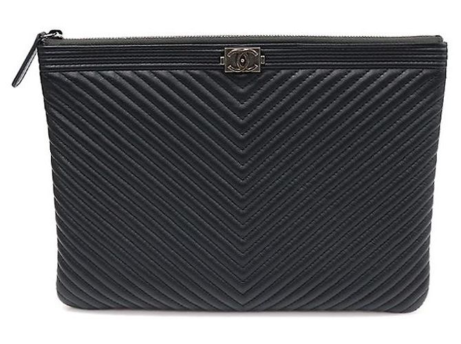 Boy Chanel Clutch New Medium Chevron aus dunkelblauem Lammleder