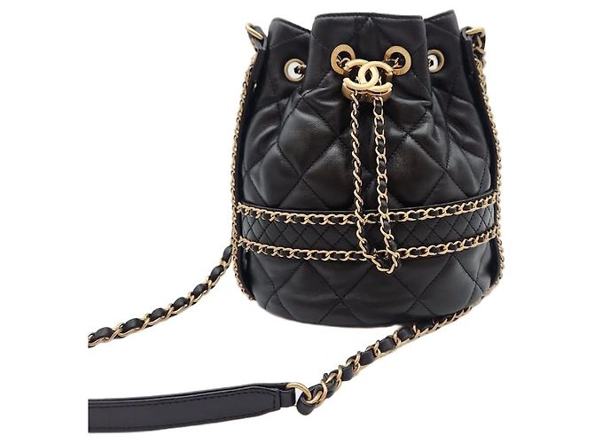 Chanel Bolsa bucket com corrente dourada e cordão preto