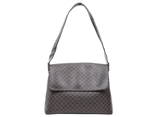 Céline Borsa a tracolla con pattina Macadam nera