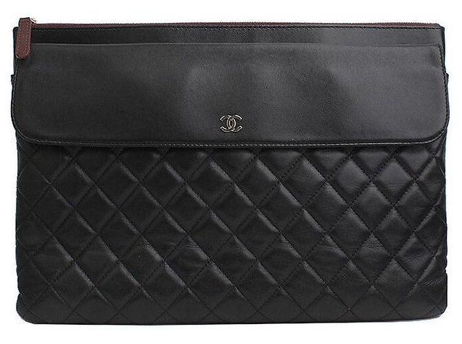Chanel Clutch de cordero negro con solapa plateada