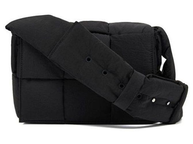 Cassette Bottega Veneta Pequena bolsa transversal acolchoada de tech Preto