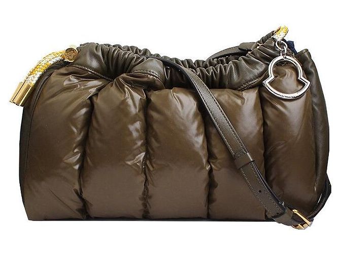 Moncler Bolsa transversal acolchoada com acabamento em pele de cordeiro Verde