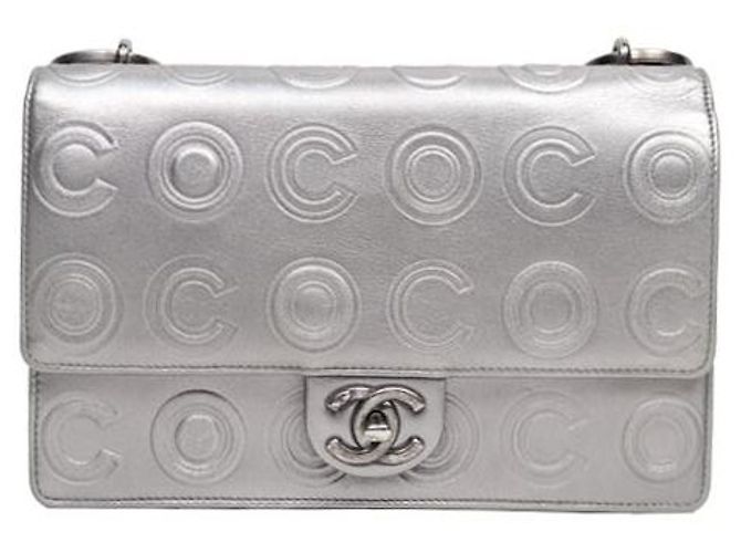 Chanel Bolsa de ombro com corrente em relevo CC prateada Prata