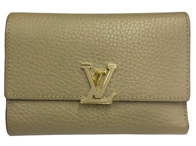 Carteira Compacta Tri-fold Capucines da Louis Vuitton Bege
