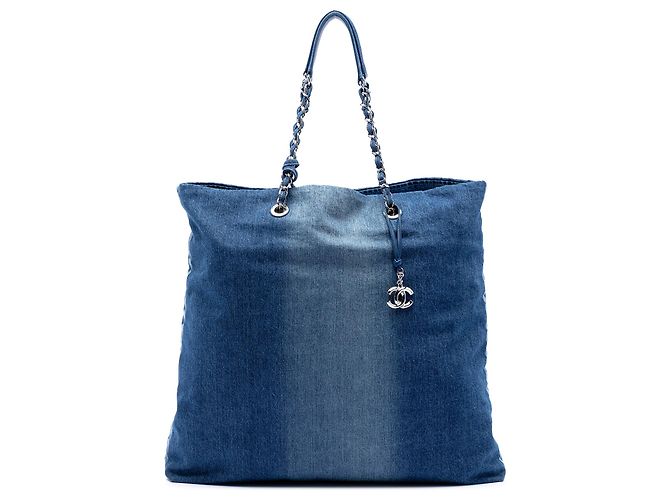 Bolsa de compras em denim azul estampado Chanel