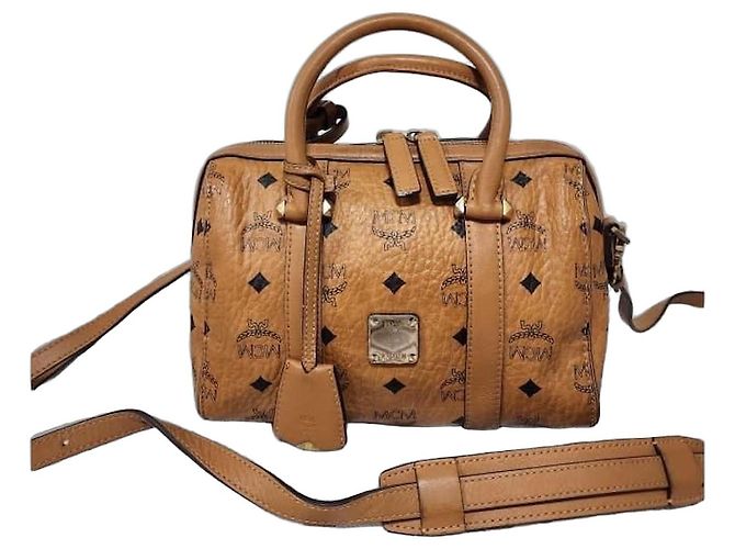 Bolsa Boston em couro Visetos Signature MCM Cognac Conhaque