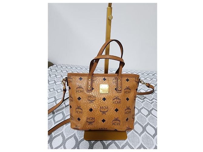 MCM ANYA BOLSA MINI SHOPPER COM ZIPER NO TOPO COGNAC Conhaque