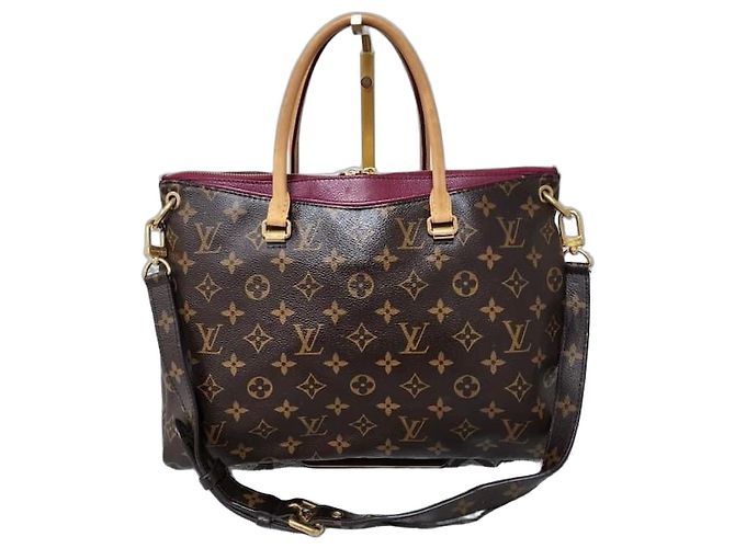 LOUIS VUITTON Bolsa Pallas em Canvas Monogram Marrom