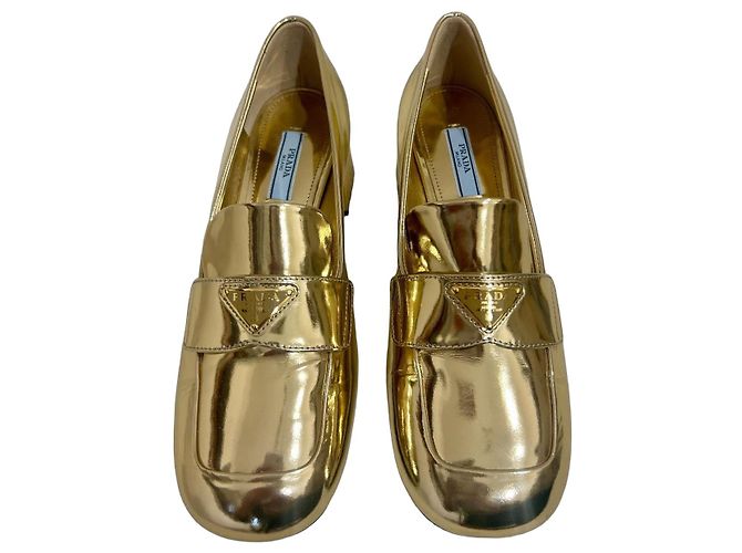 Mocasines con tacón Prada de piel dorada Dorado