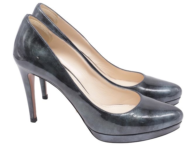 Sapatos de plataforma em couro envernizado preto com estampa de fumaça da Prada