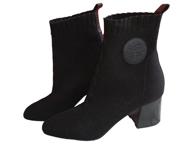 Botas de Cano Curto Hermès Pretas em Chenille e Couro Preto