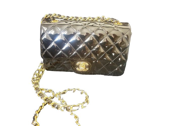 Chanel Timeless Mini in pelle vernice nera Nero