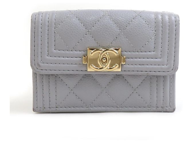Chanel Boy Tri-Fold Geldbörse in Hellgrau