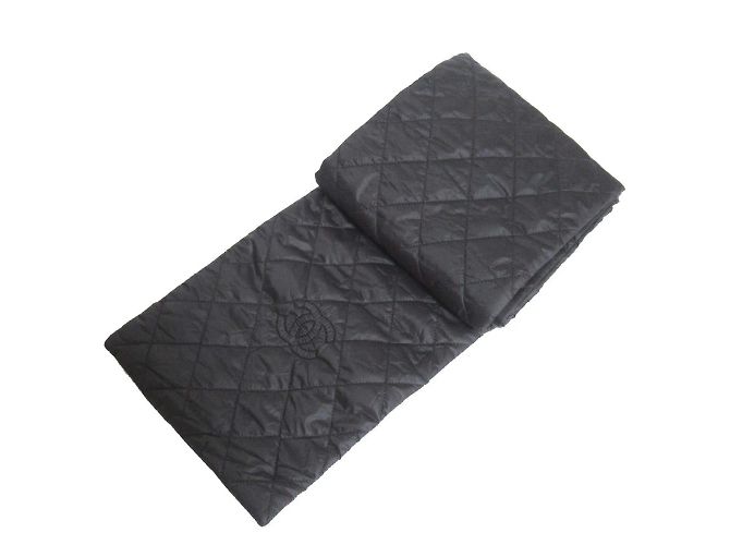 Cachecol acolchoado matelassé Coco Mark da Chanel Preto
