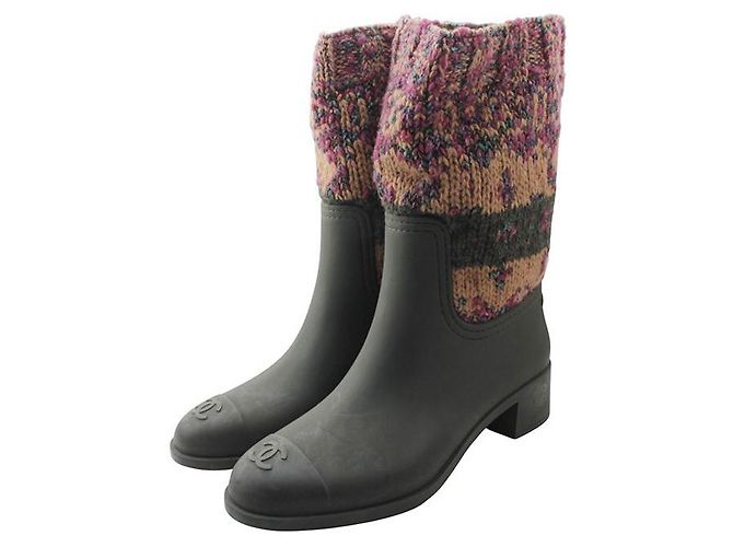 Chanel Olivengrüne Gummistiefel mit Strickbesatz