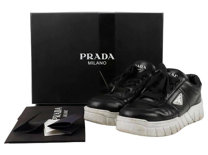Prada Baskets avec logo triangle Noir