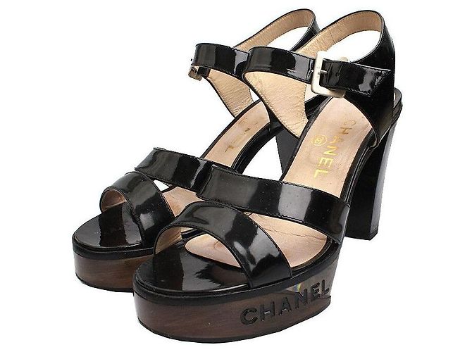 Chanel Sandali con piattaforma in vernice nera con logo Nero