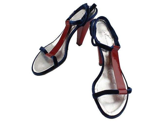 Giuseppe Zanotti Kirschrote Sandalen mit blauen Samtriemen von Giuseppe