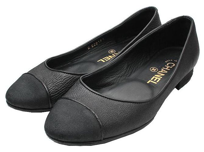 Timeless Chanel Black Captoe Leather Flats