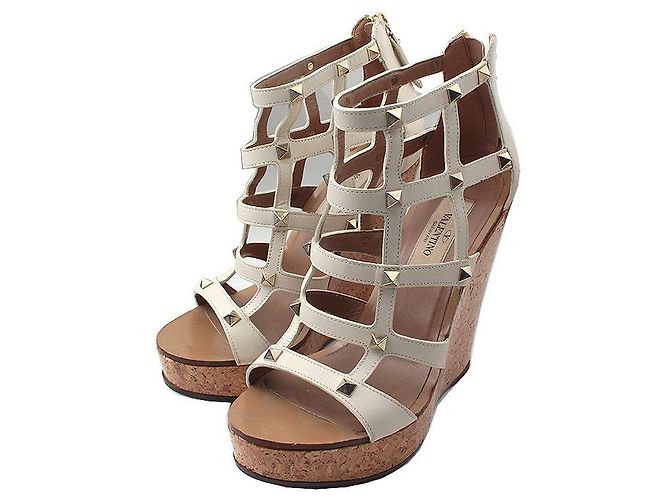 Valentino Chaussures à talons compensés Rockstud en or Marron