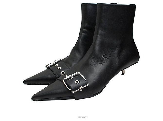 Balenciaga Botas de tornozelo de couro preto com fivela